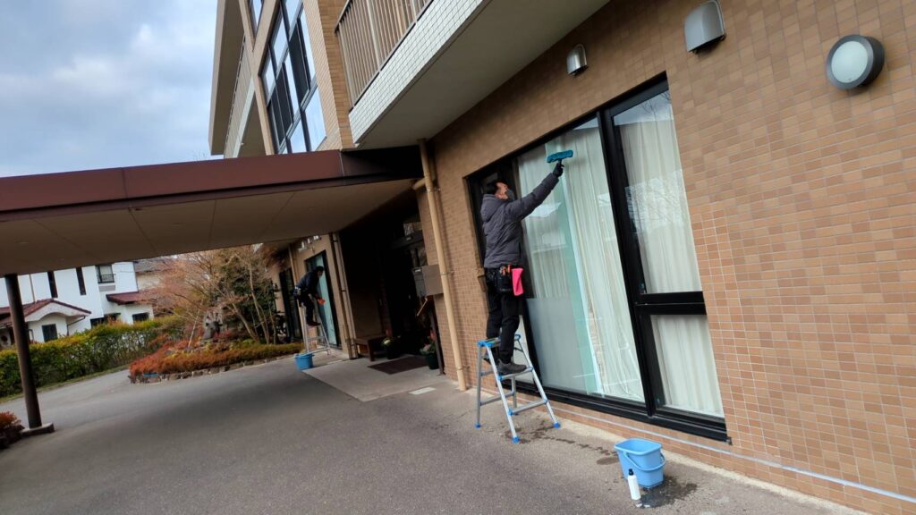 窓ふき作業